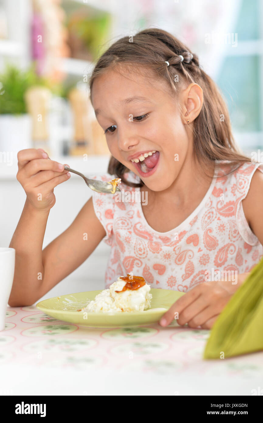 Bambina con prima colazione Foto Stock