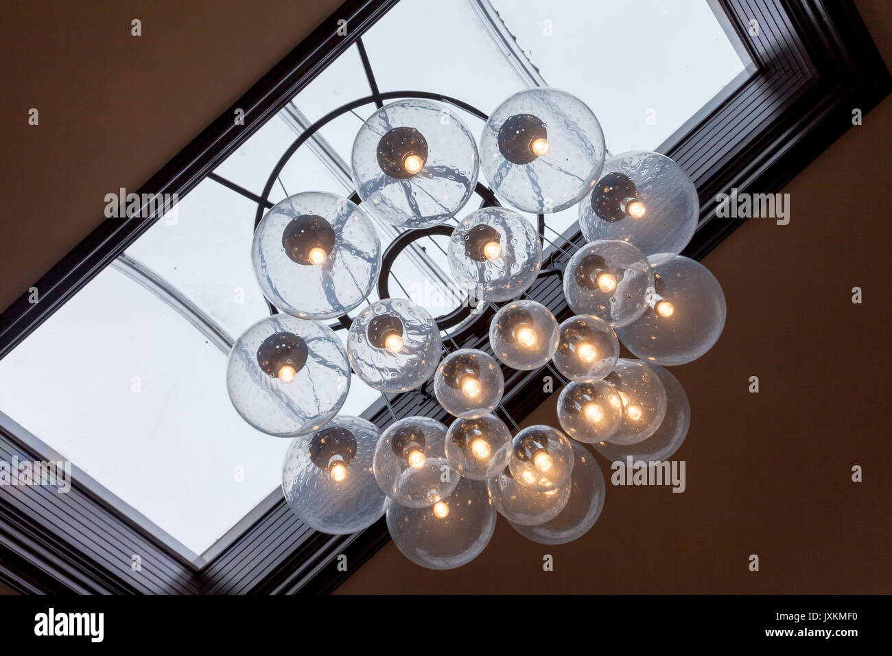 Lampade da soffitto lampade fatte dai globi di vetro in un buiulding Foto Stock