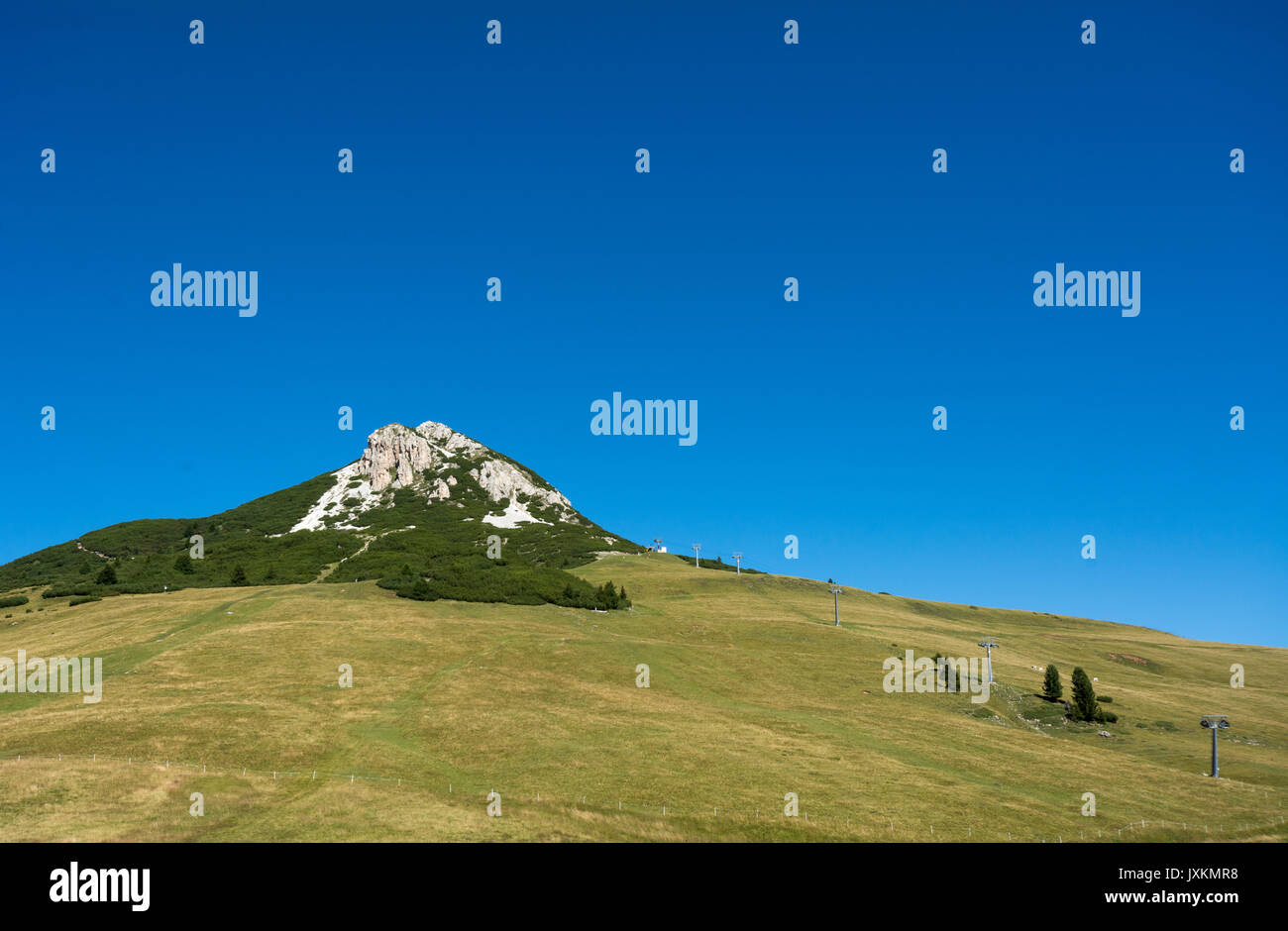 Incredibile e serena summer view paesaggio di montagna nelle Dolomiti in Alto Adige. Picco bianco nel Passo Oclini, Italia settentrionale Foto Stock