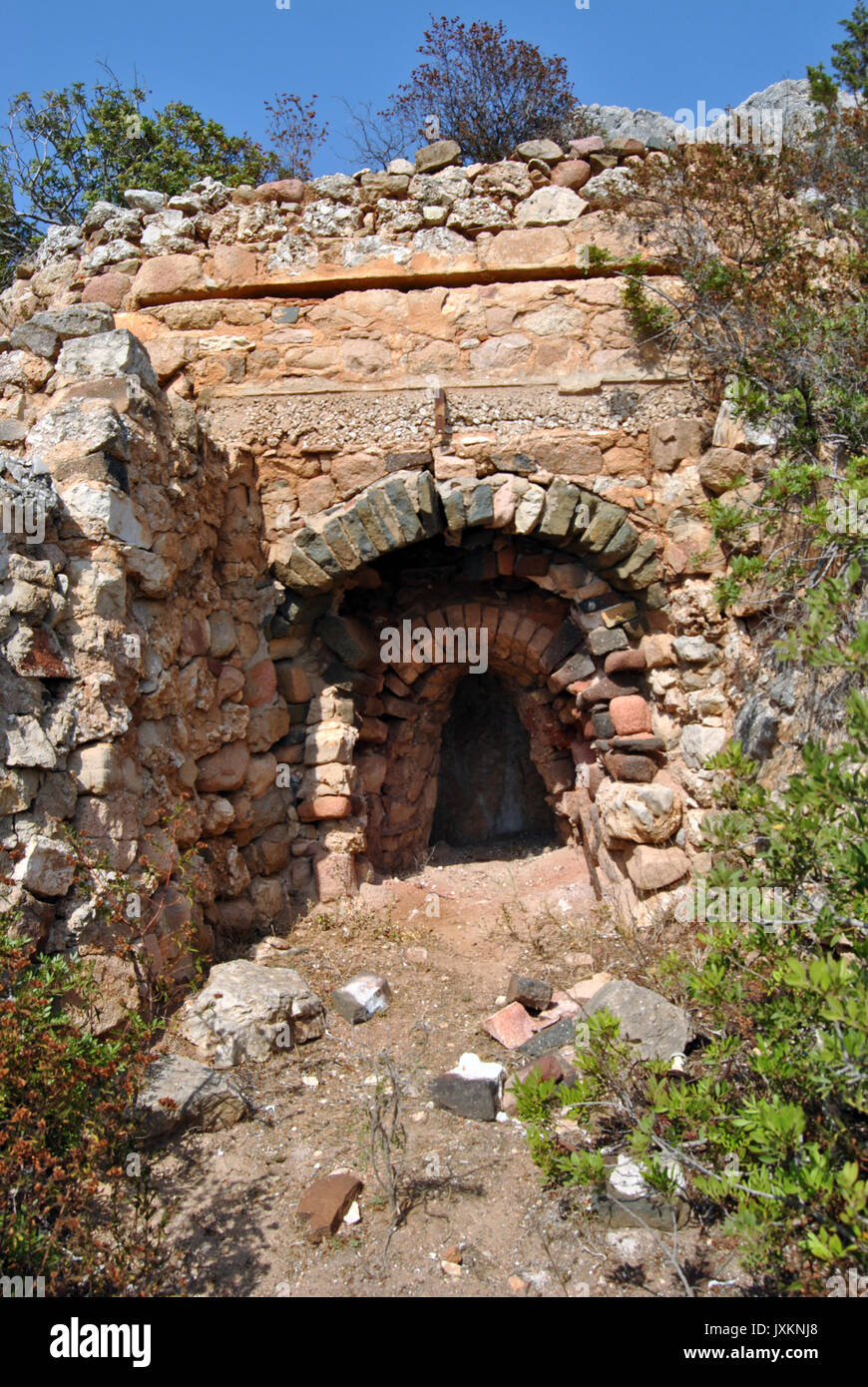 L'Isola di Tavolara, SARDEGNA. Il vecchio forno a legna per la preparazione  di calce Foto stock - Alamy