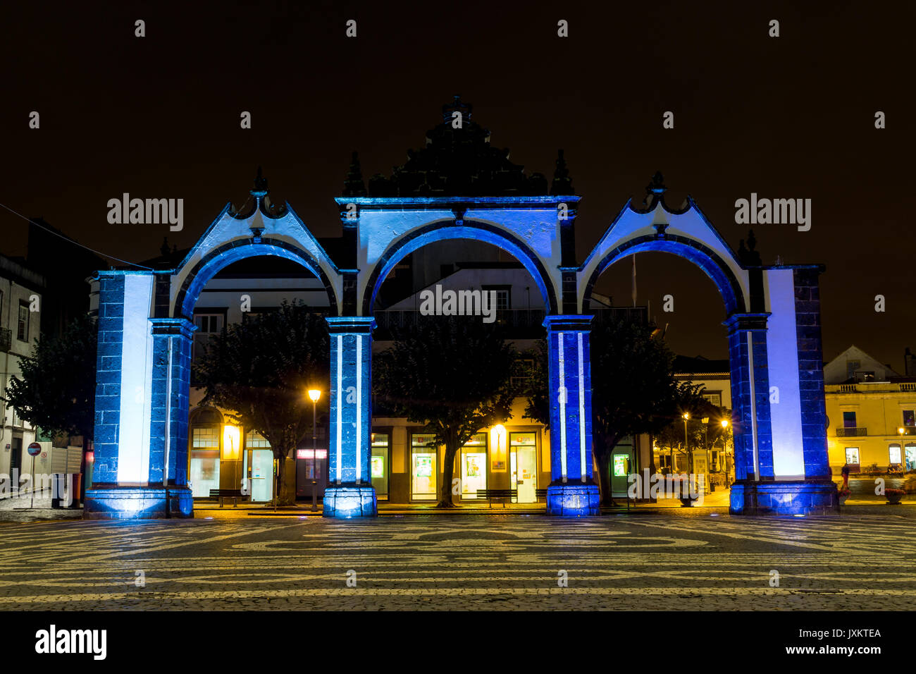 Portas da Cidade (City Gate) di notte, Ponta Delgada, Sao Miguel, Azzorre Foto Stock