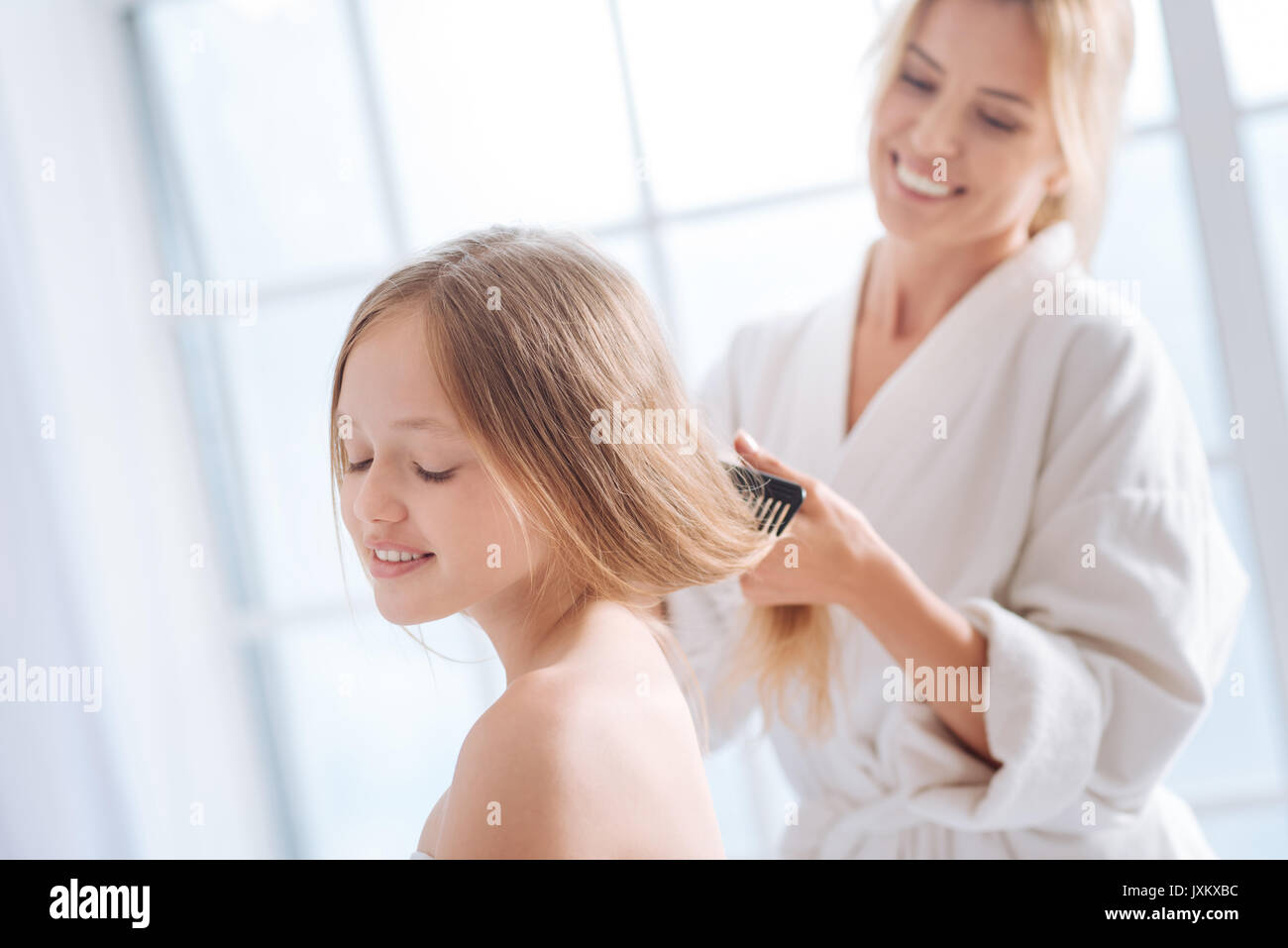 Ragazza sognante chiudendo gli occhi mentre si è in attesa di Nizza lo stile dei capelli Foto Stock