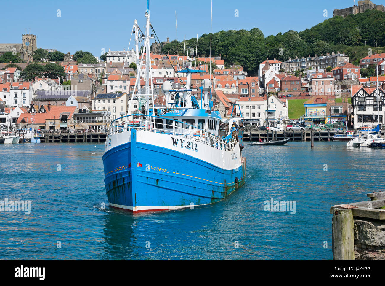Peschereccio da traino che lascia il porto in estate Scarborough North Yorkshire Inghilterra Regno Unito Gran Bretagna Foto Stock
