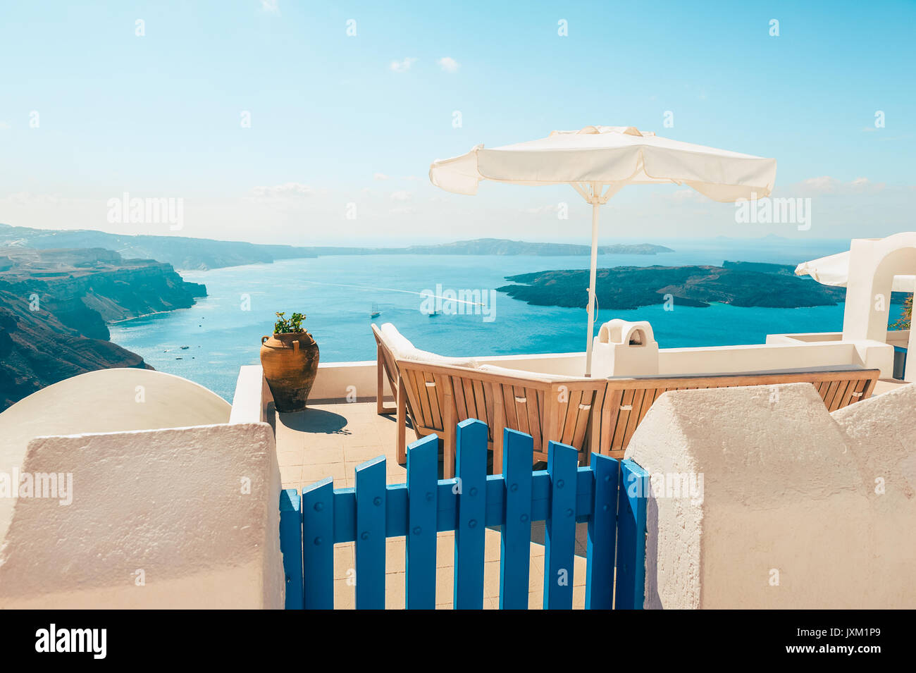 Panca sulla terrazza con vista della caldera di Santorini Grecia Foto Stock