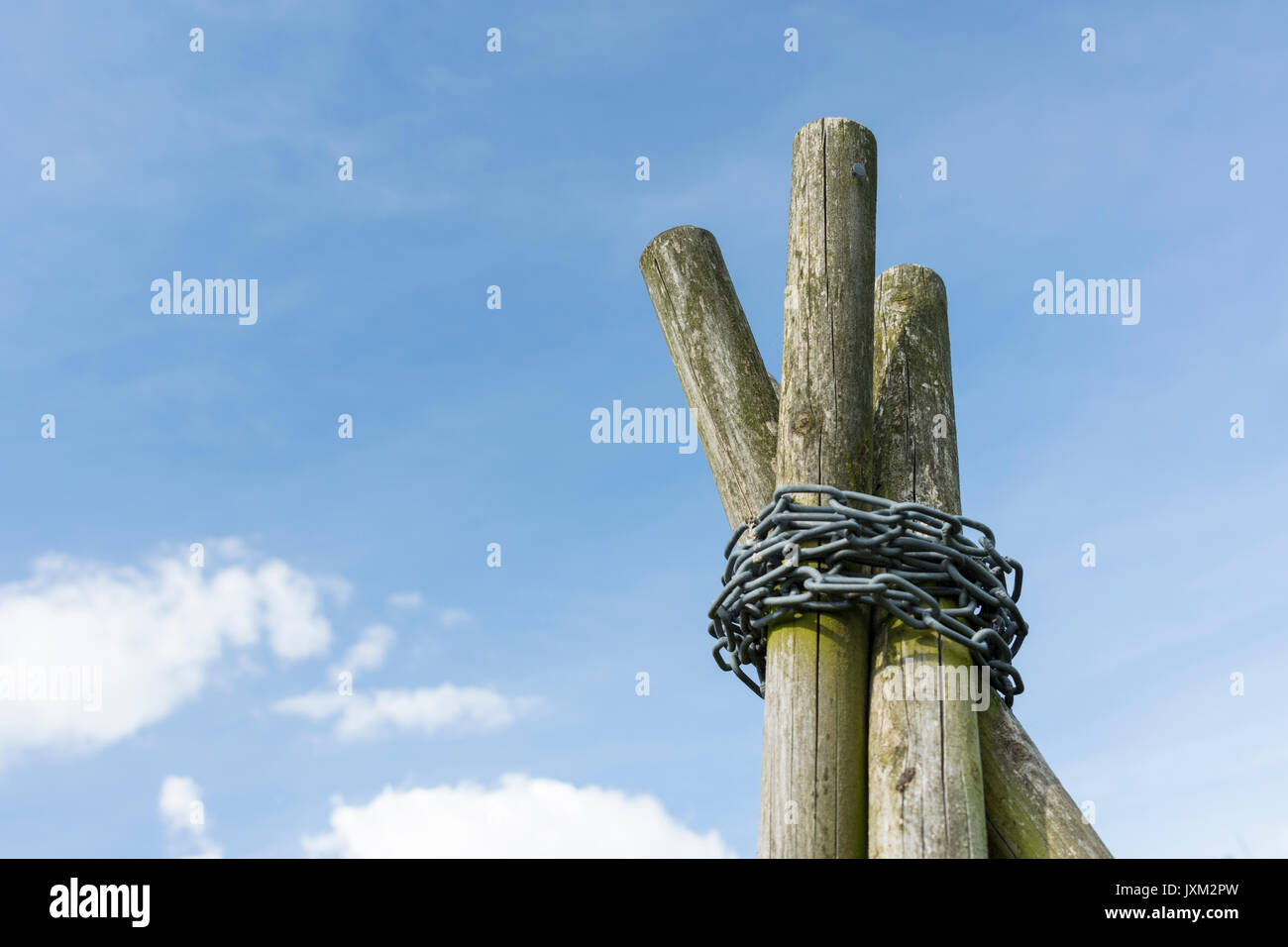 In alto di un giardino scultura dotata di un cavalletto di gambe e una catena di bund. Foto Stock