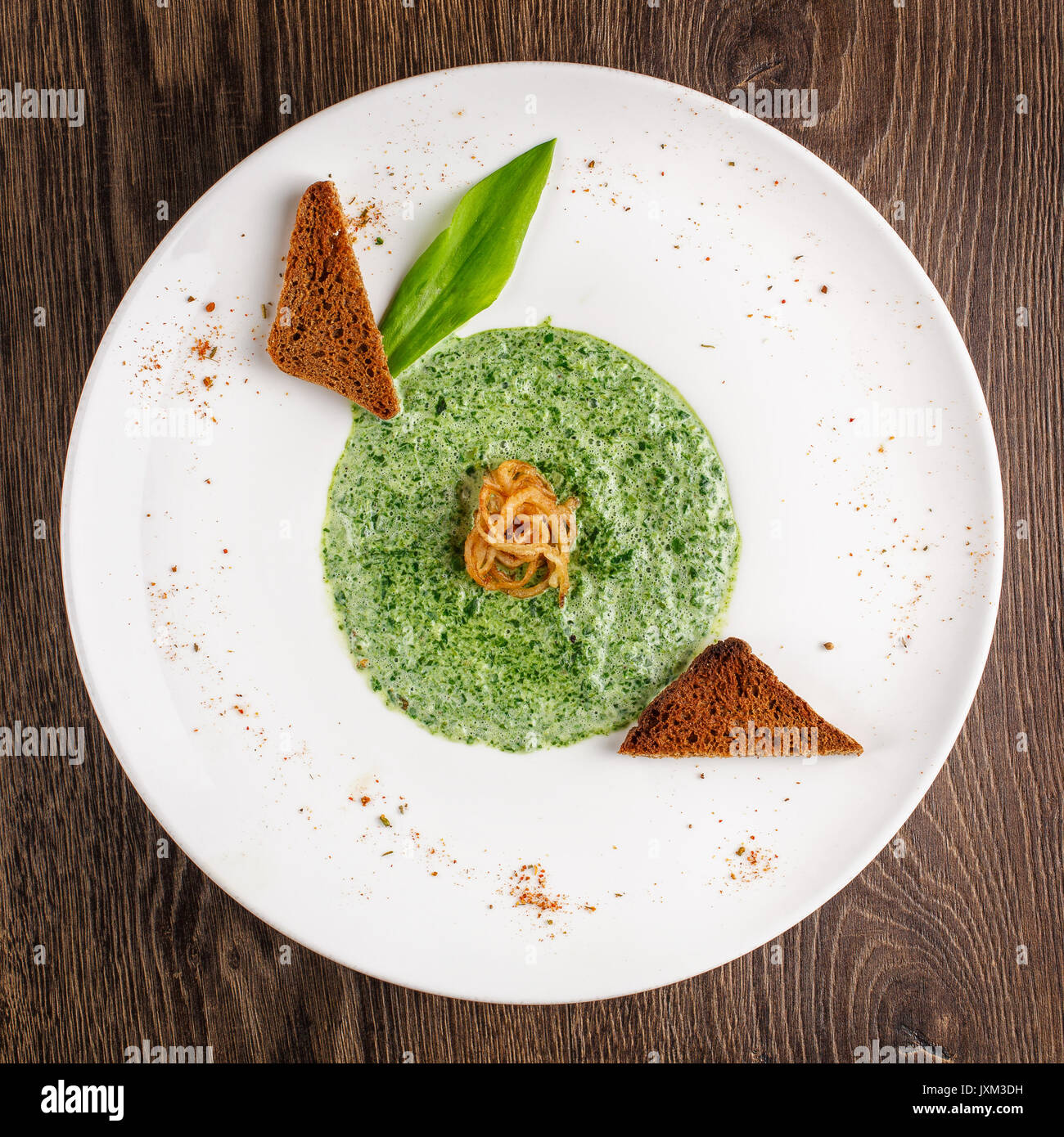 Verde, zuppa, spinaci e concetto di cibo - Crema di zuppa di spinaci Foto Stock