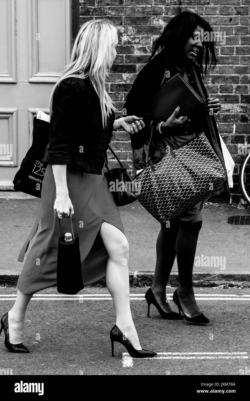 Giovani appassionati di opera arriva a Lewes stazione ferroviaria lungo il tragitto per il teatro dell'opera Glyndebourne per vedere una performance di Ariadne auf Naxos, Lewes, Sussex, Regno Unito Foto Stock