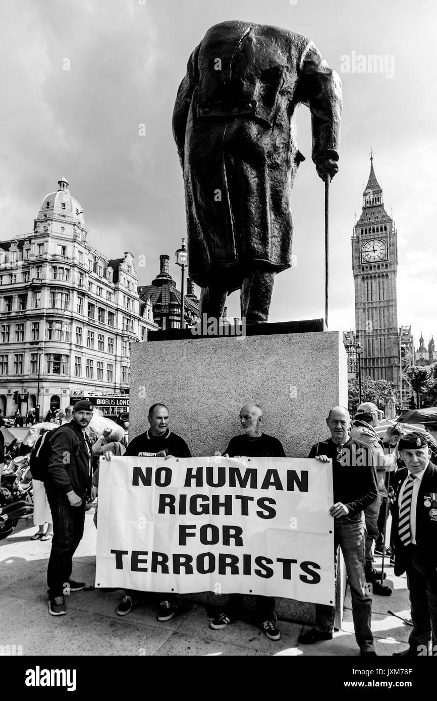 Esercito britannico veterani in piedi sotto la statua di Winston Churchill tenere un Banner chiede 'No i diritti umani di terroristi" , Londra, Regno Unito Foto Stock