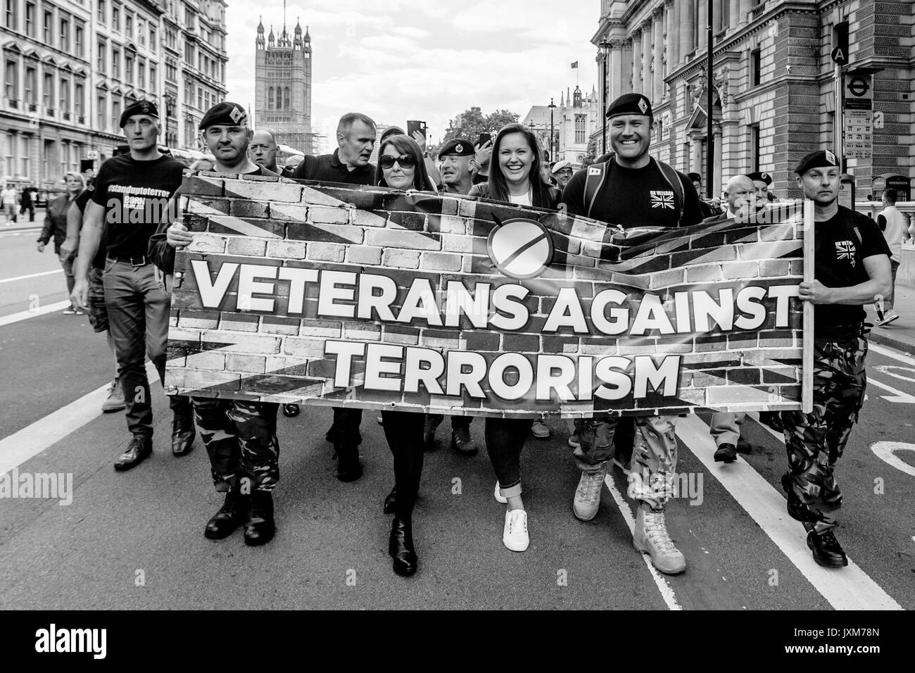 Esercito britannico reduci da marzo a Downing Street per esigere che il governo fa di più per combattere il terrorismo islamico, Whitehall, London, Regno Unito Foto Stock