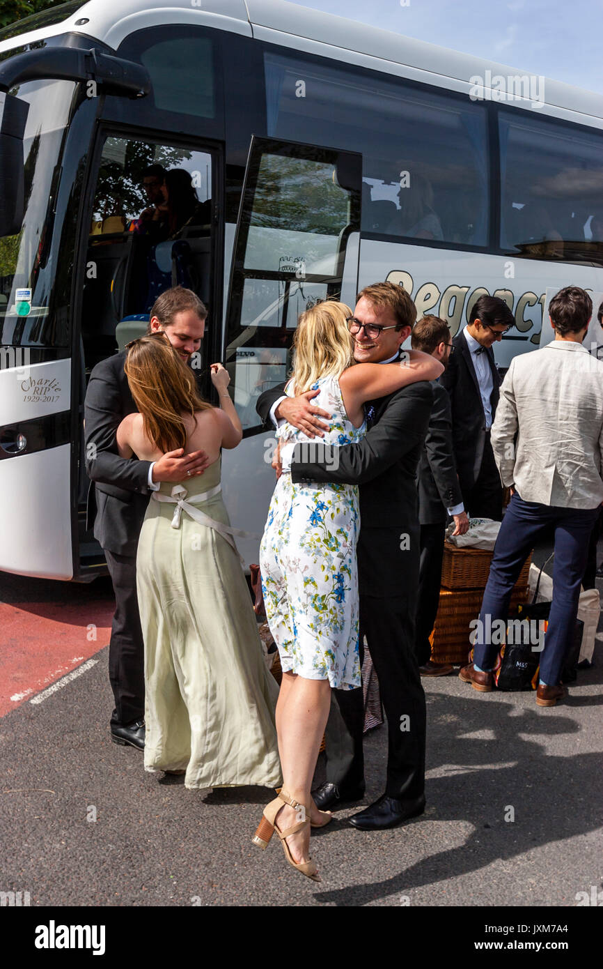 Gli amici si incontrano in attesa a bordo di un autobus a Glyndebourne Opera House per una designata sotto 30's prestazioni di Don Pasquale, Lewes, East Sussex, Regno Unito Foto Stock