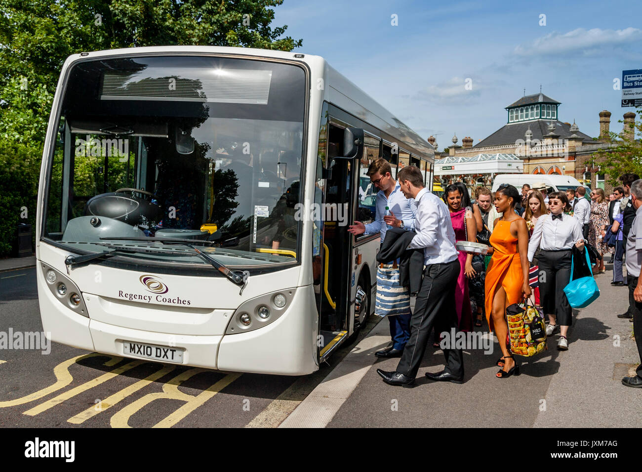 Giovani appassionati di opera di salire a bordo di un autobus a Glyndebourne Opera House per una designata sotto 30's prestazioni di Don Pasquale, Lewes, East Sussex, Regno Unito. Foto Stock