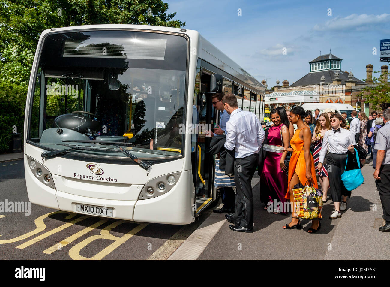 Giovani appassionati di opera di salire a bordo di un autobus a Glyndebourne Opera House per una designata sotto 30's prestazioni di Don Pasquale, Lewes, East Sussex, Regno Unito. Foto Stock