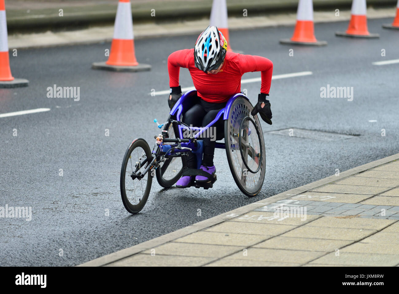 Sedia a rotelle concorrente, 2015 Vergine denaro maratona di Londra, London, Regno Unito Foto Stock
