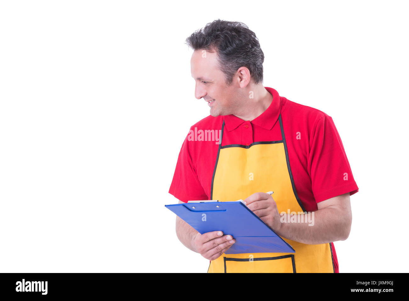Maschio di controllo del banco di esposizione di prodotti disponibili e la scrittura sui suoi appunti isolato su bianco con spazio di testo Foto Stock