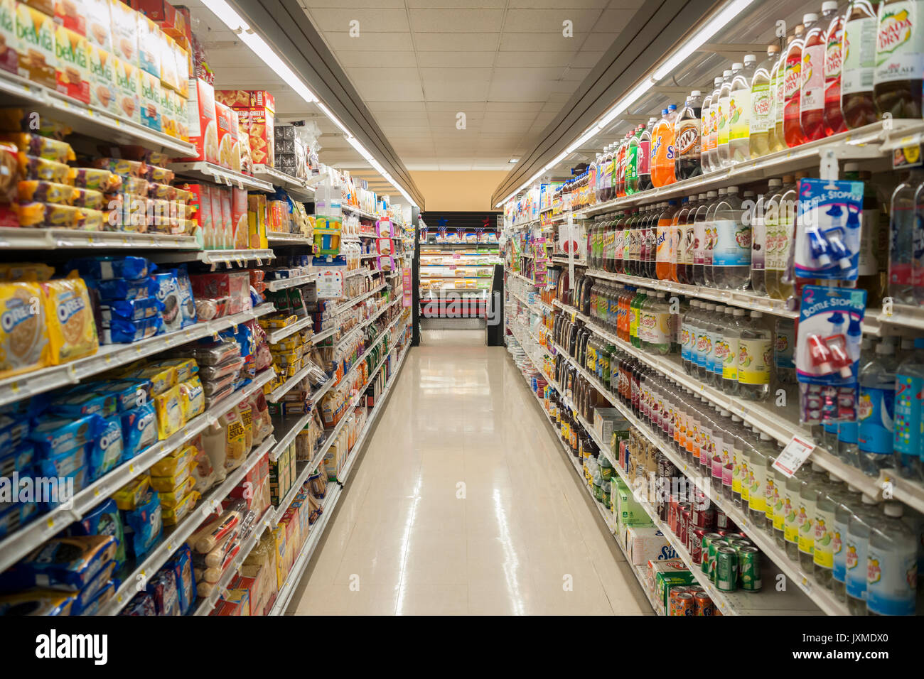 Un corridoio in un supermercato a New York priva di clienti di Domenica, 6  agosto 2017. Con Amazon, Target e una miriade di altri di entrare nel  negozio di generi alimentari online