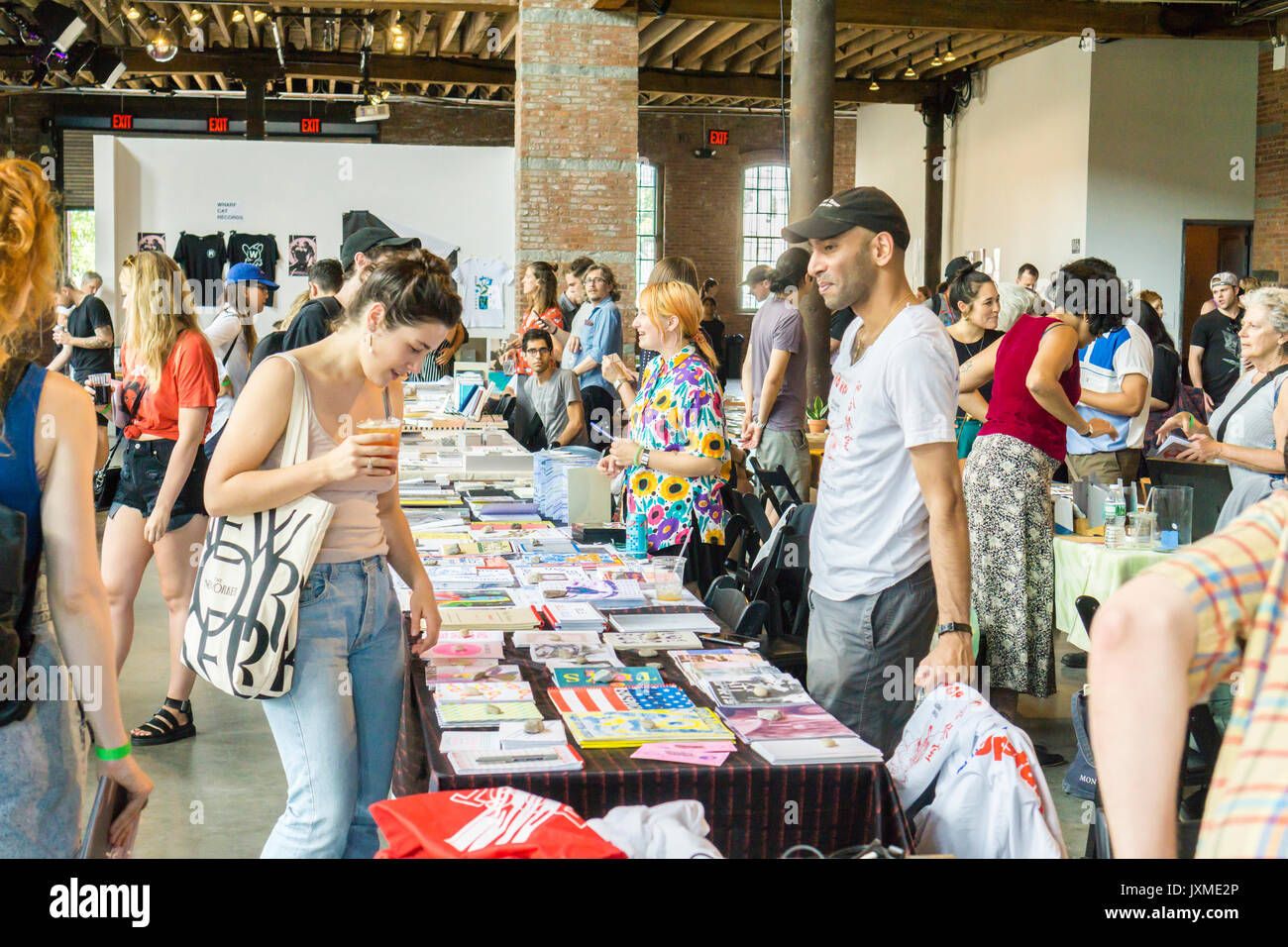 Sfoglia i visitatori Espositori' cabine a premere Play Fair in Red Hook quartiere di Brooklyn a New York Sabato, 5 agosto 2017. Il festival ha portato insieme piccole presse, etichette indipendenti di musica e creatori di zine per esporre e vendere i prodotti della loro abilità creative. (© Richard B. Levine) Foto Stock