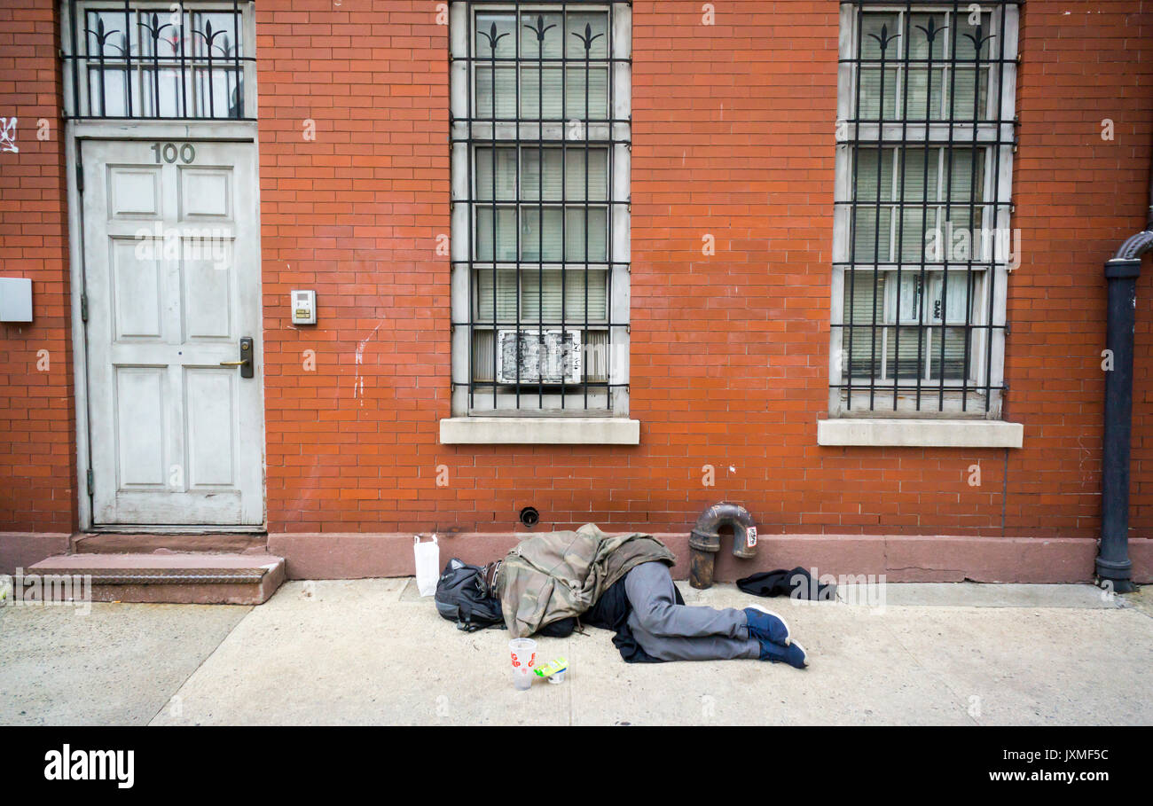 Un uomo senza tetto dorme sullato street nel Greenwich Village di New York Sabato, Agosto 12, 2017. (© Richard B. Levine) Foto Stock