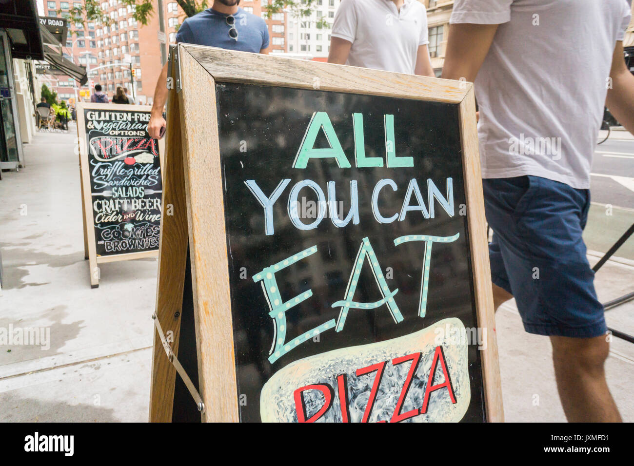 Una lavagna al di fuori di una pizzeria di New York annuncia la loro 'Tutto quello che potete mangiare' promozione del Sabato, Agosto 12, 2017. (© Richard B. Levine) Foto Stock