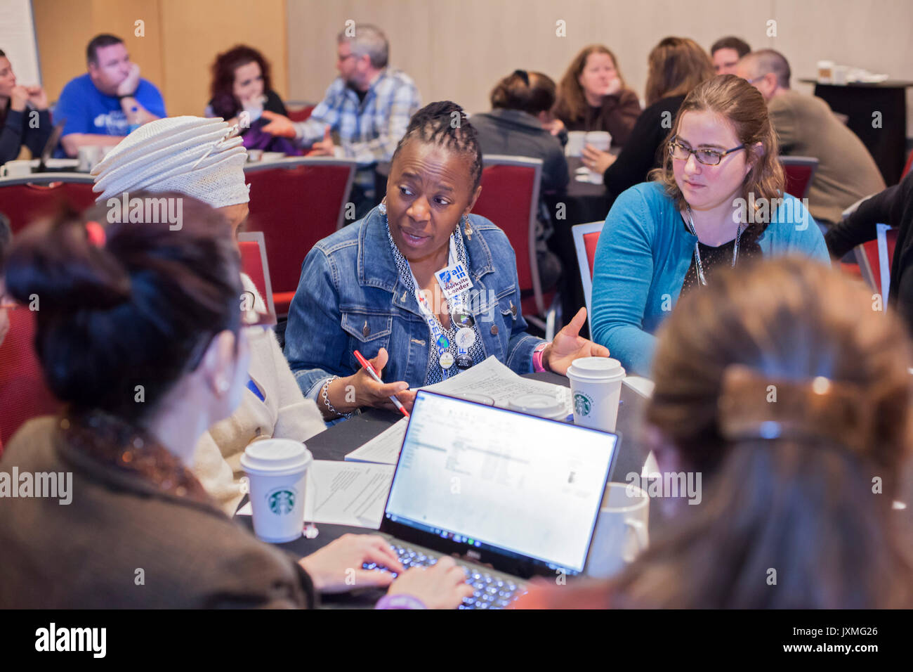 Detroit, Michigan - membri della federazione americana degli insegnanti per discutere questioni rivolto verso università e college di insegnanti in un workshop durante l'arretramento Foto Stock