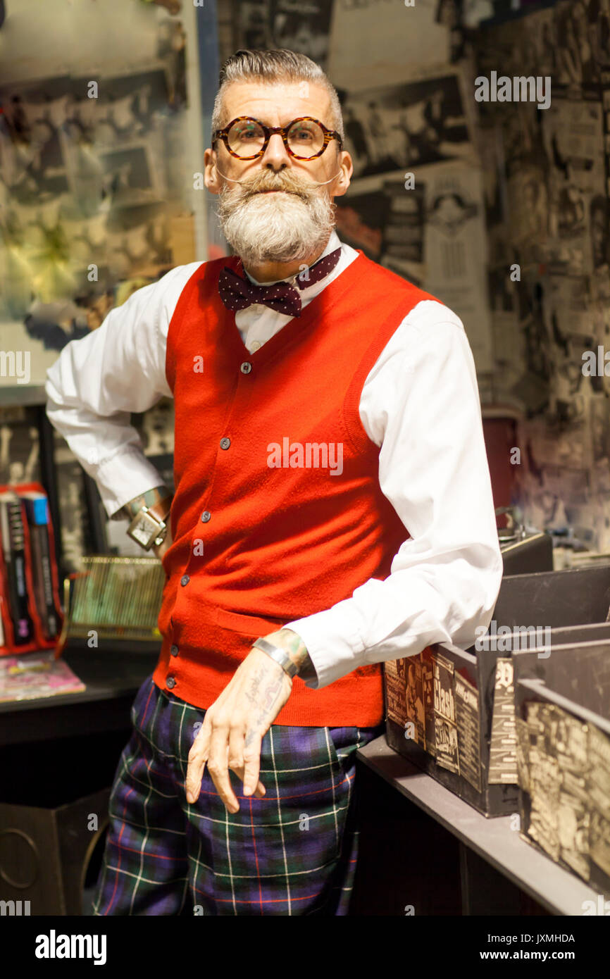 Ritratto di quirky vintage uomo senior in record vintage shop Foto Stock
