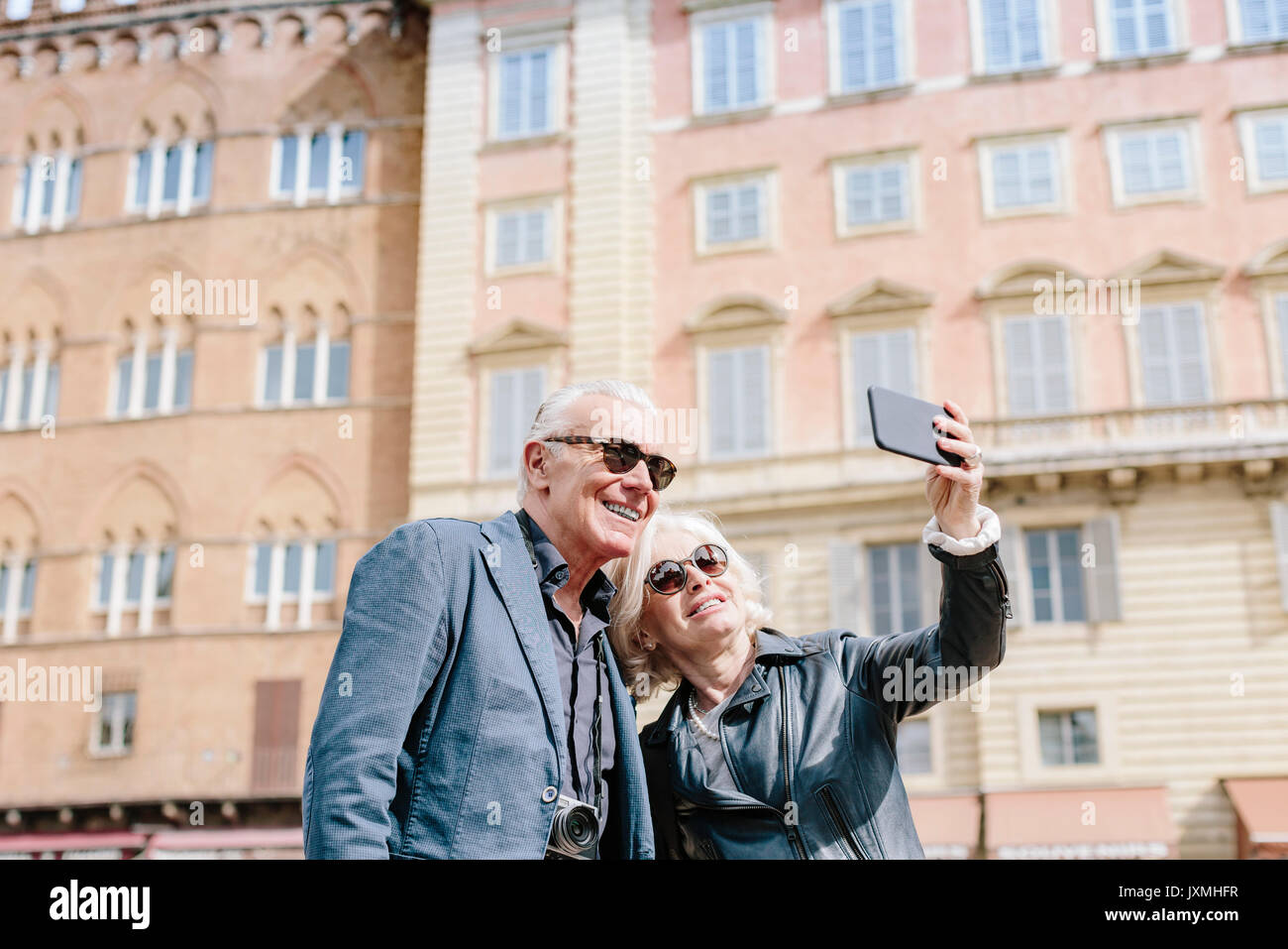 Turista giovane prendendo selfie dello smartphone in città, Siena, Toscana, Italia Foto Stock