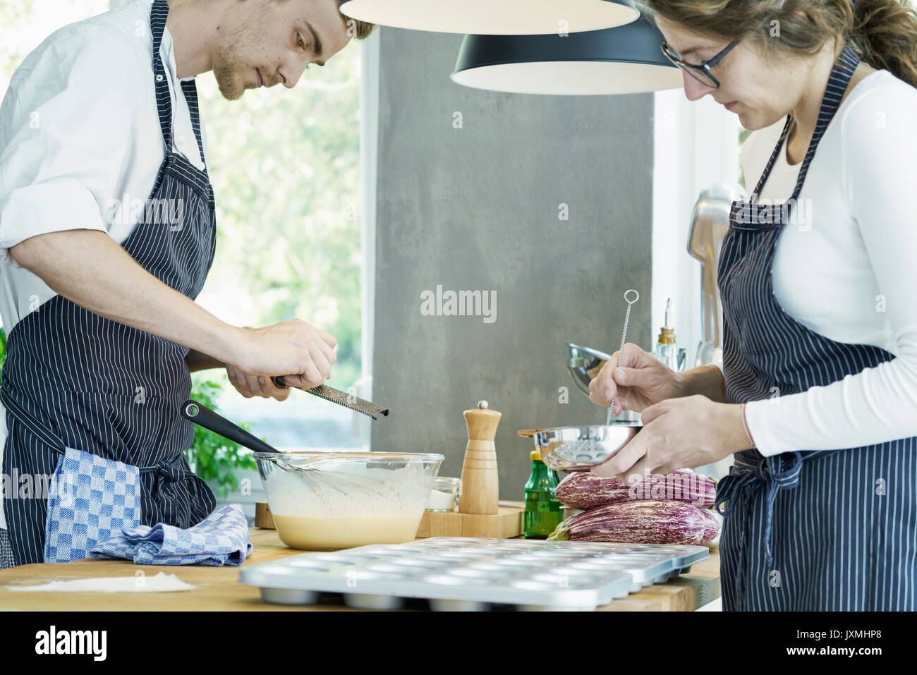 Due chef lavorano a tavola, preparare il cibo Foto Stock