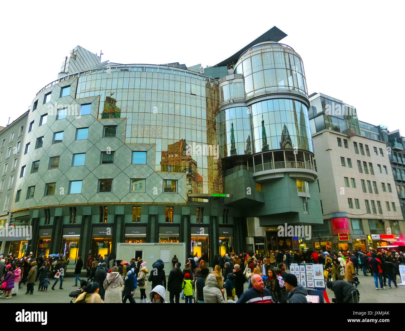 Le persone che si recano in stock-im-Eisen-Platz orologio vicino a Vienna, in Austria Foto Stock