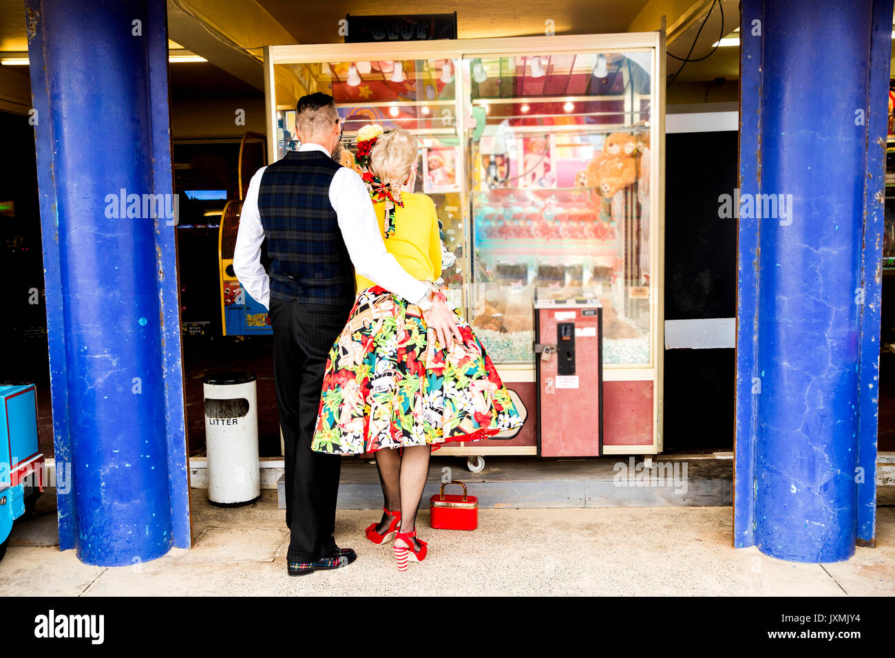 Giovane divertirsi nella sala giochi, Bournemouth, Inghilterra Foto Stock