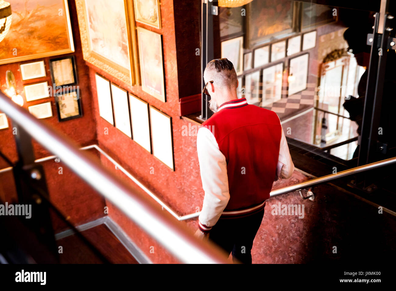 L'uomo andando giù per le scale in bar e ristorante, Bournemouth, Inghilterra Foto Stock