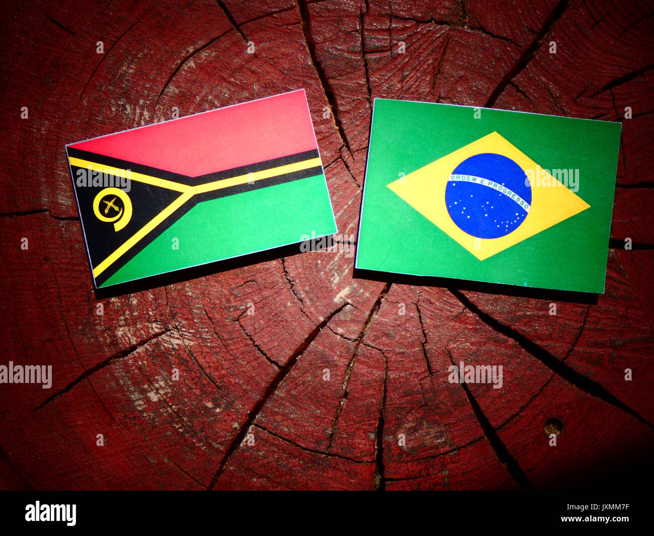 Bandiera di Vanuatu con bandiera brasiliana su un ceppo di albero isolato Foto Stock