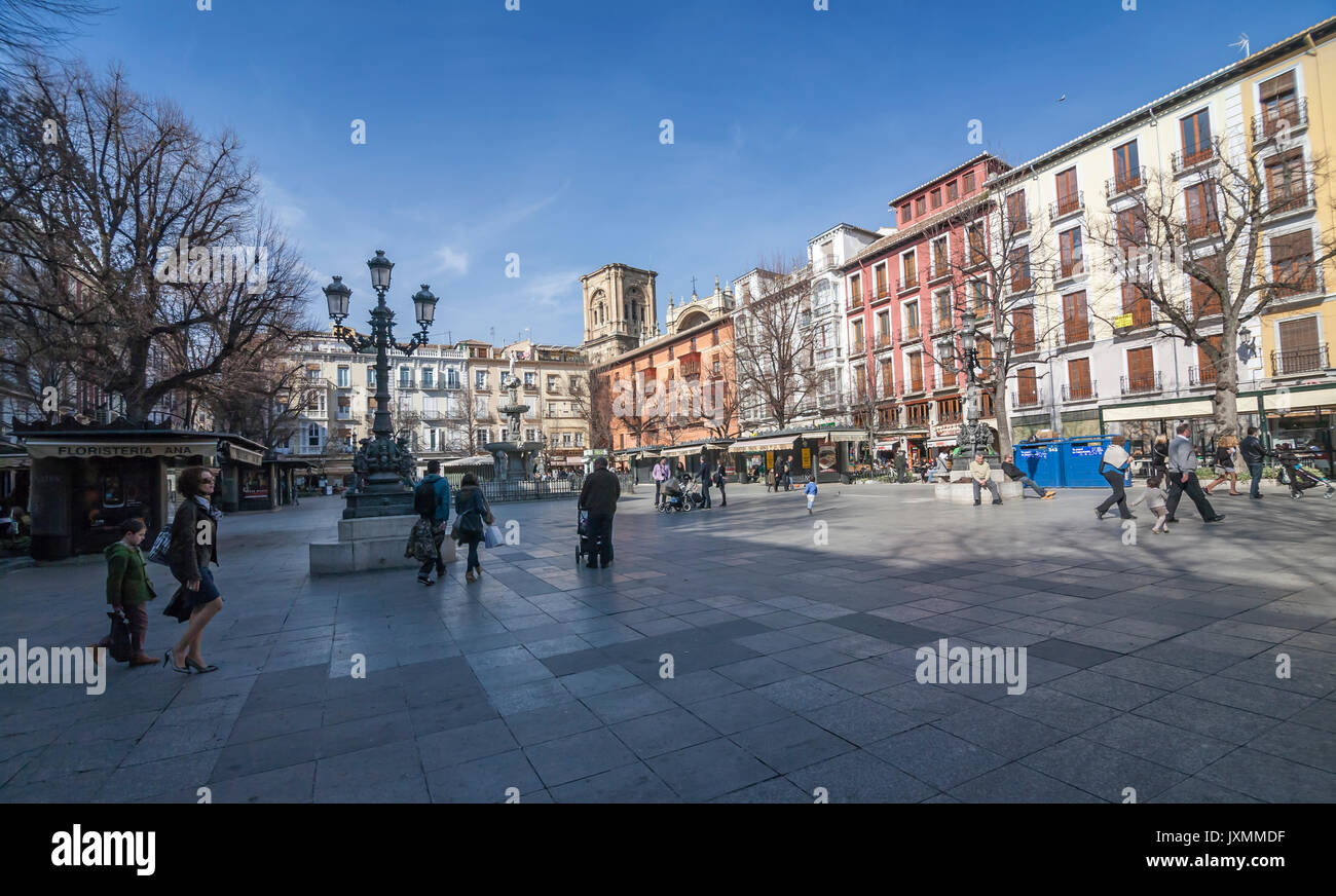 I turisti e la gente del luogo passeggiando attraverso il Bibarrambla square a metà pomeriggio, in tempi di moresco, equo e festival sono state celebrate qui, Granada. Spagna Foto Stock