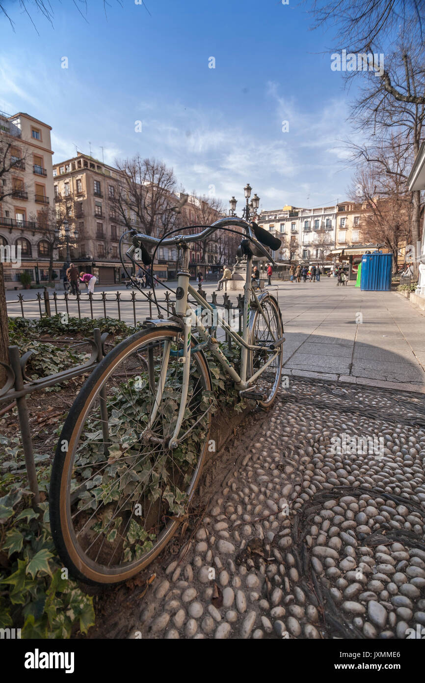 I turisti e la gente del luogo passeggiando attraverso il Bibarrambla square a metà pomeriggio, in tempi di moresco, equo e festival sono state celebrate qui, Granada. Spagna Foto Stock