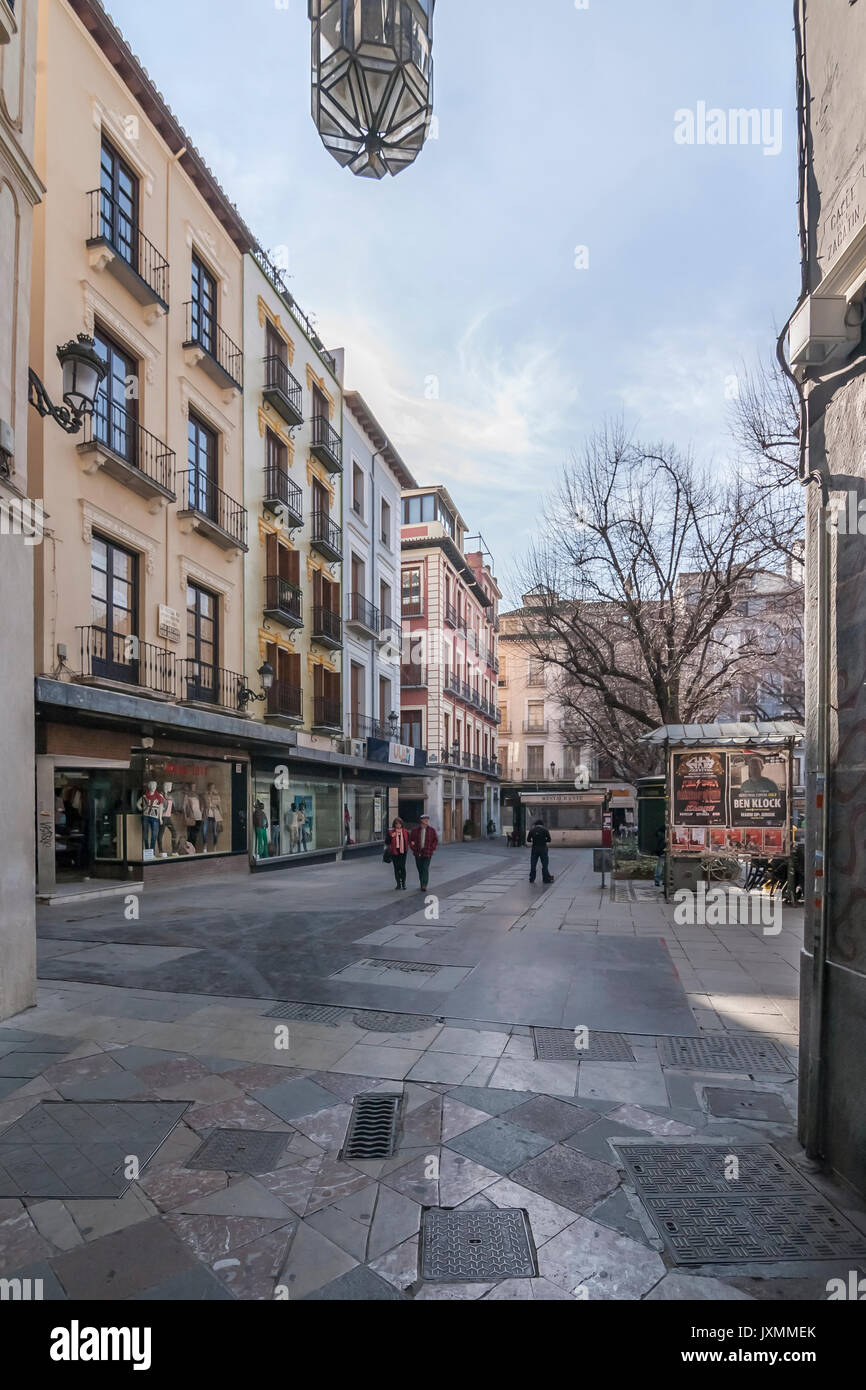 I turisti e la gente del luogo passeggiando attraverso il Bibarrambla square a metà pomeriggio, in tempi di moresco, equo e festival sono state celebrate qui, Granada. Spagna Foto Stock