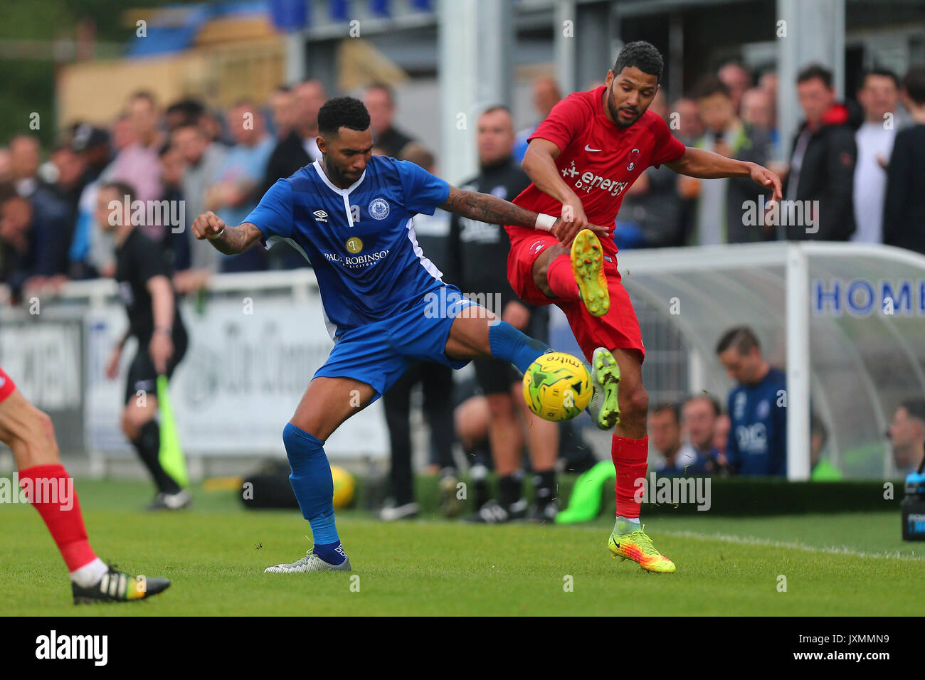 Jermaine Pennant di Billericay Town grovigli con McAnuff jobi di Leyton Orient durante la Billericay Town vs Leyton Orient, amichevole di calcio al Foto Stock