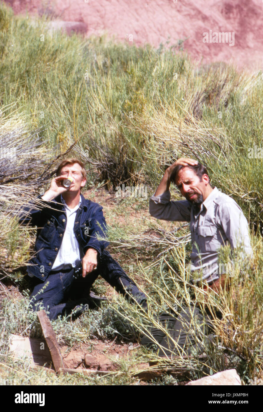 Edward Abbey e scrittore Daniel Chapman bere bevande fredde a partire da un terreno frigorifero nel deserto presso il Parco Nazionale di Canyonlands nel 1969. Foto Stock