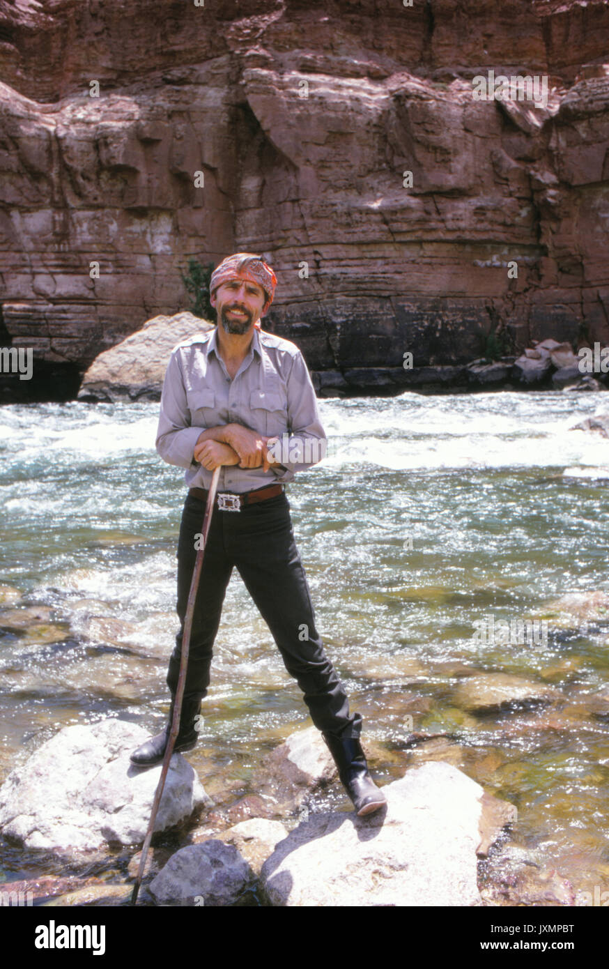 Edward Abbey, autore di deserto Solitaire, qui rappresentato dal fiume Colorado e presso il Parco Nazionale di Canyonlands nel 1969. Foto Stock