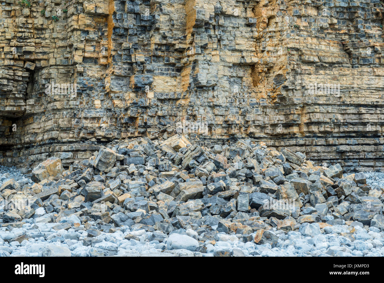 Le cadute di massi al Oolitic scogliere calcaree sulla Glamorgan Heritage costa sud del Galles Foto Stock