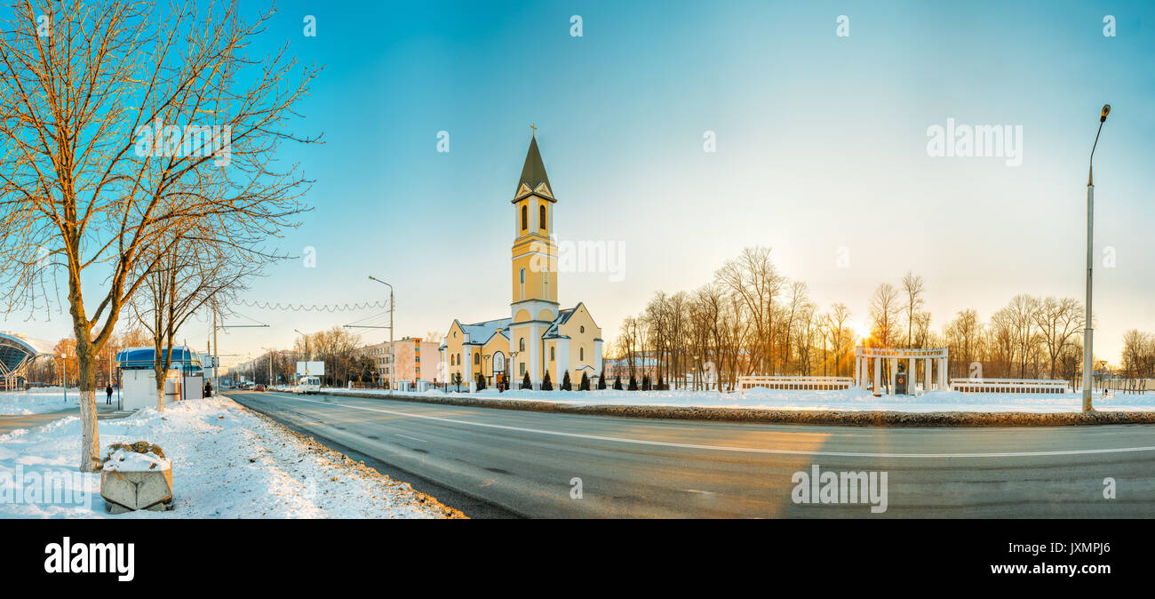Gomel, Bielorussia. Chiesa della Natività della Vergine Maria sulla Sovetskaya Street a un inverno di sole al tramonto di sera Foto Stock