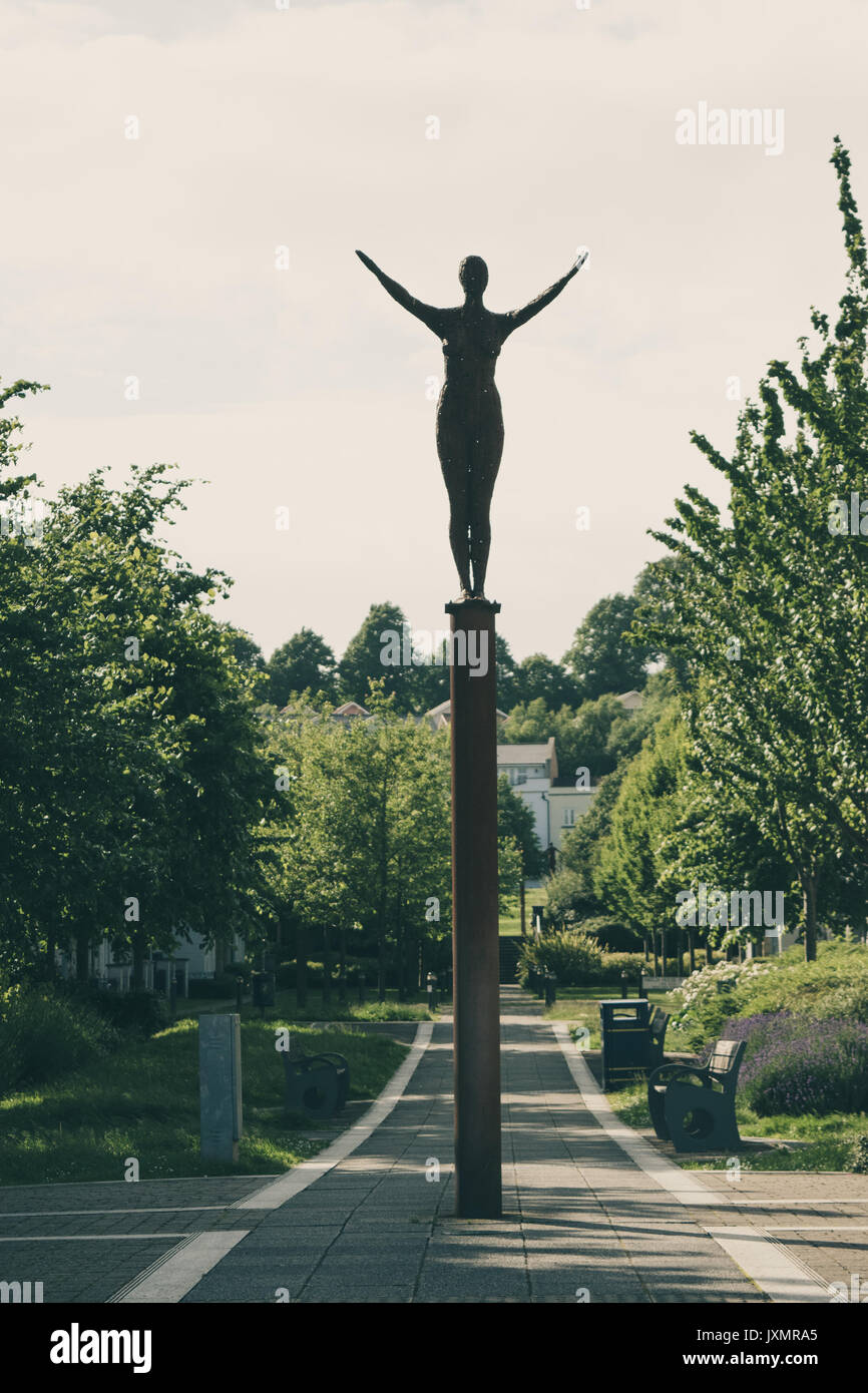 Arte pubblica statua di donna nuotatore su un piedistallo situato in corrispondenza del lato di Portishead Marina, nel sud ovest dell'Inghilterra vicino a Bristol Somerset Foto Stock