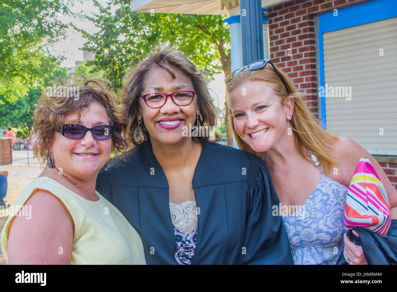 Ritratto di tre amici di sesso femminile, all'aperto, sorridente Foto Stock