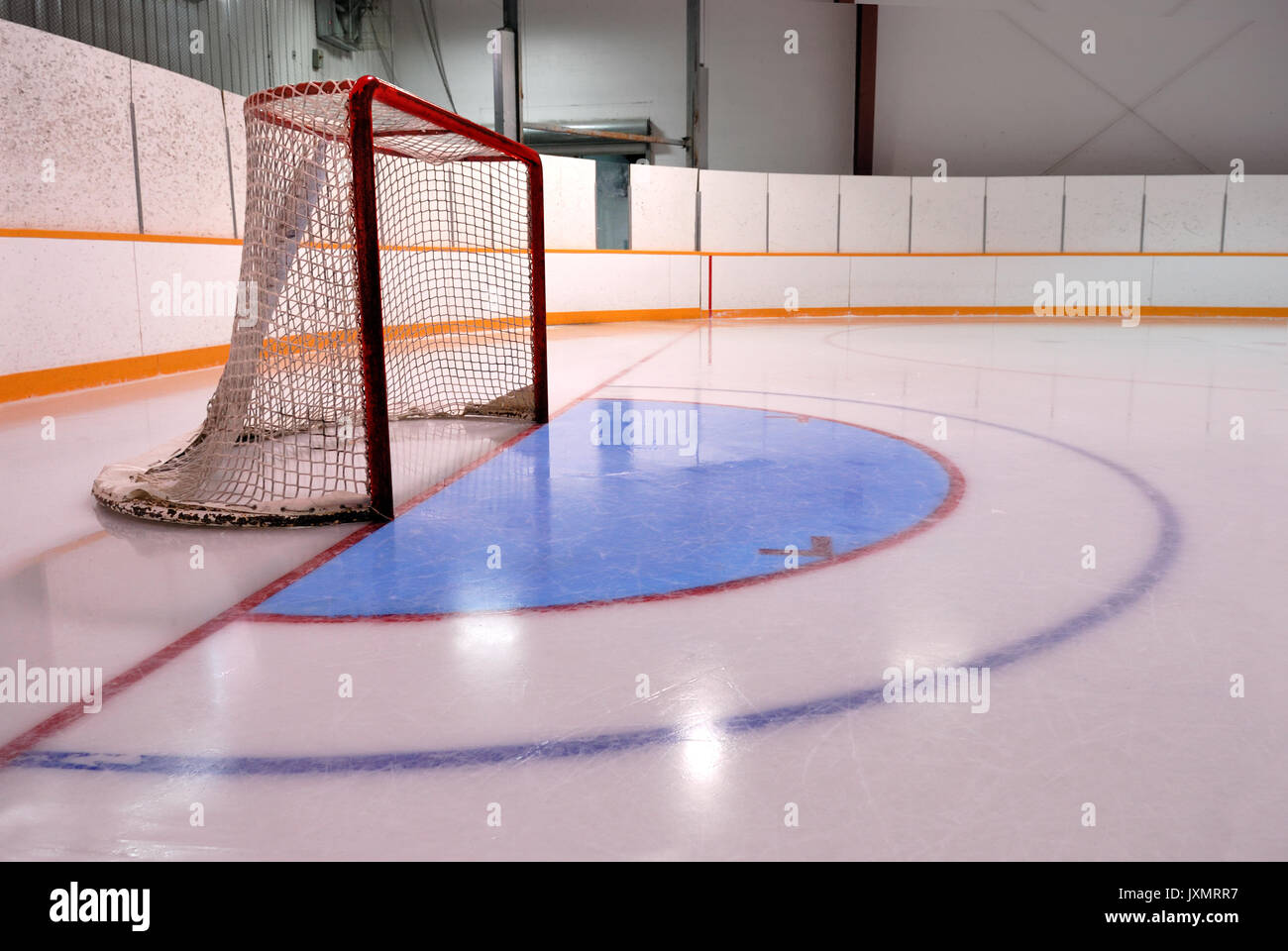 Un vuoto di hockey o Ringette Net e pieghe nella pista di ghiaccio di fresco con ghiaccio pulito. Foto Stock