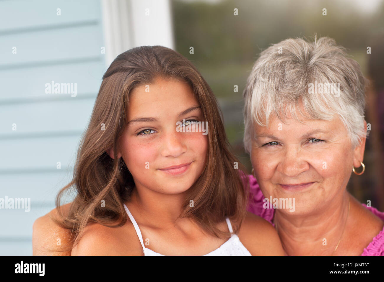 Nonna e nipote avvolgente Foto Stock
