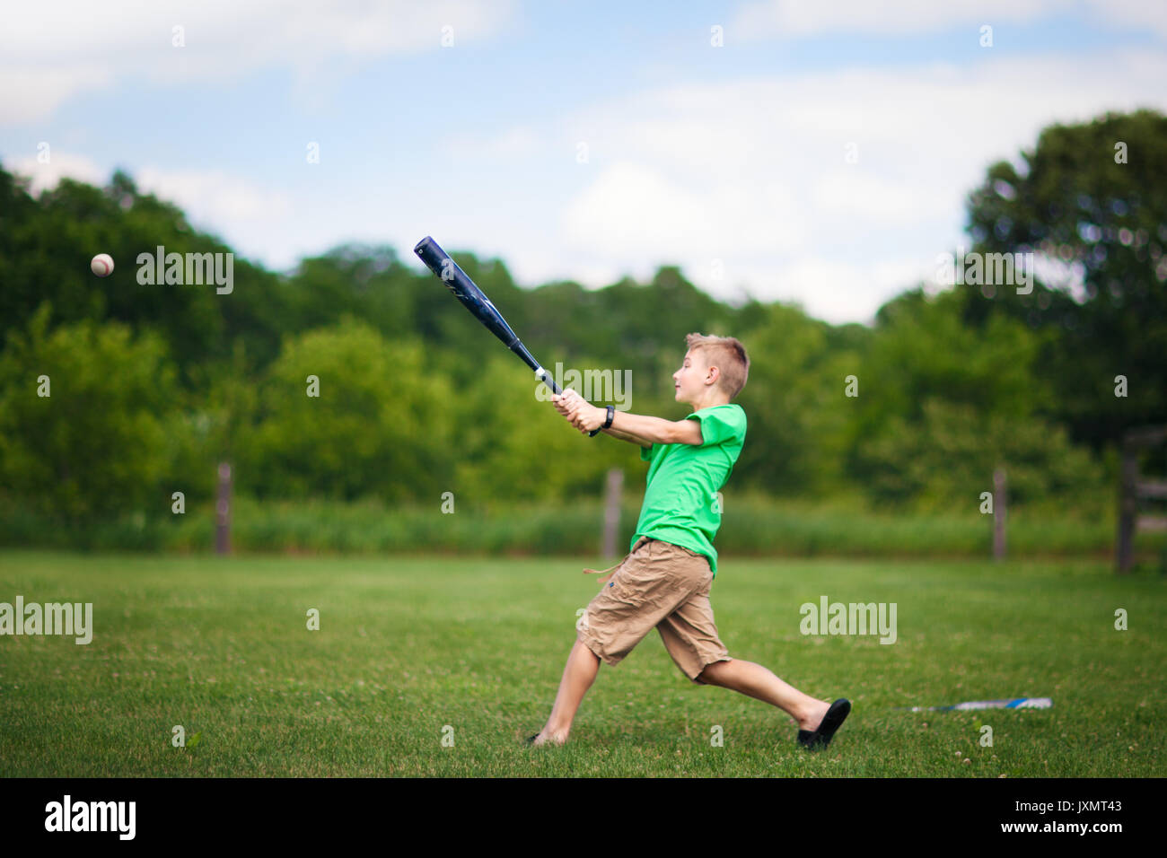 Ragazzo a giocare a baseball sul campo Foto Stock