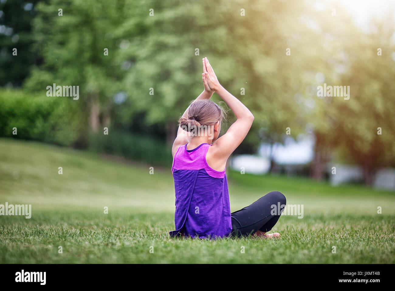 La ragazza di yoga pone sull'erba Foto Stock