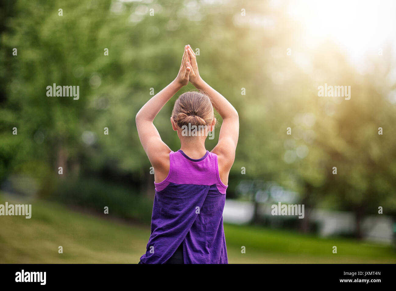 Ragazza in posa di yoga Foto Stock