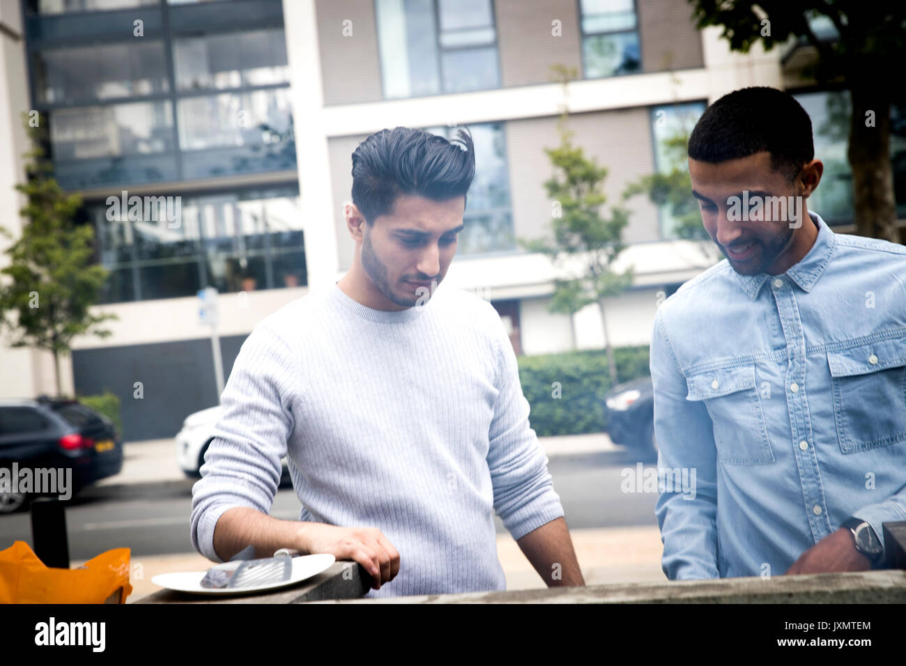 Amici per la cottura su barbecue Foto Stock