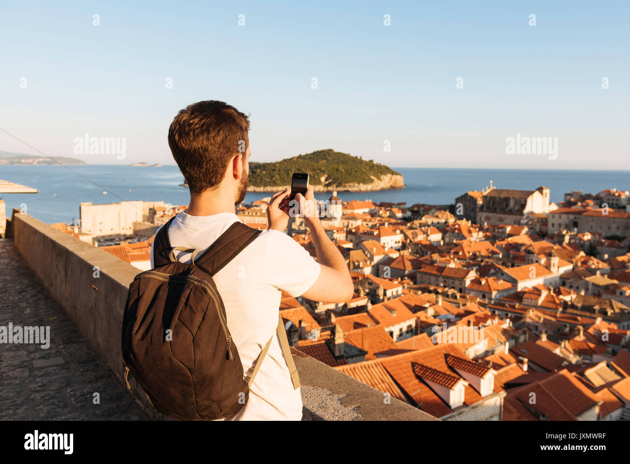 Uomo di fotografare oltre il mare tetti, Dubrovnik, Dubrovacko-Neretvanska, Croazia, Europa Foto Stock