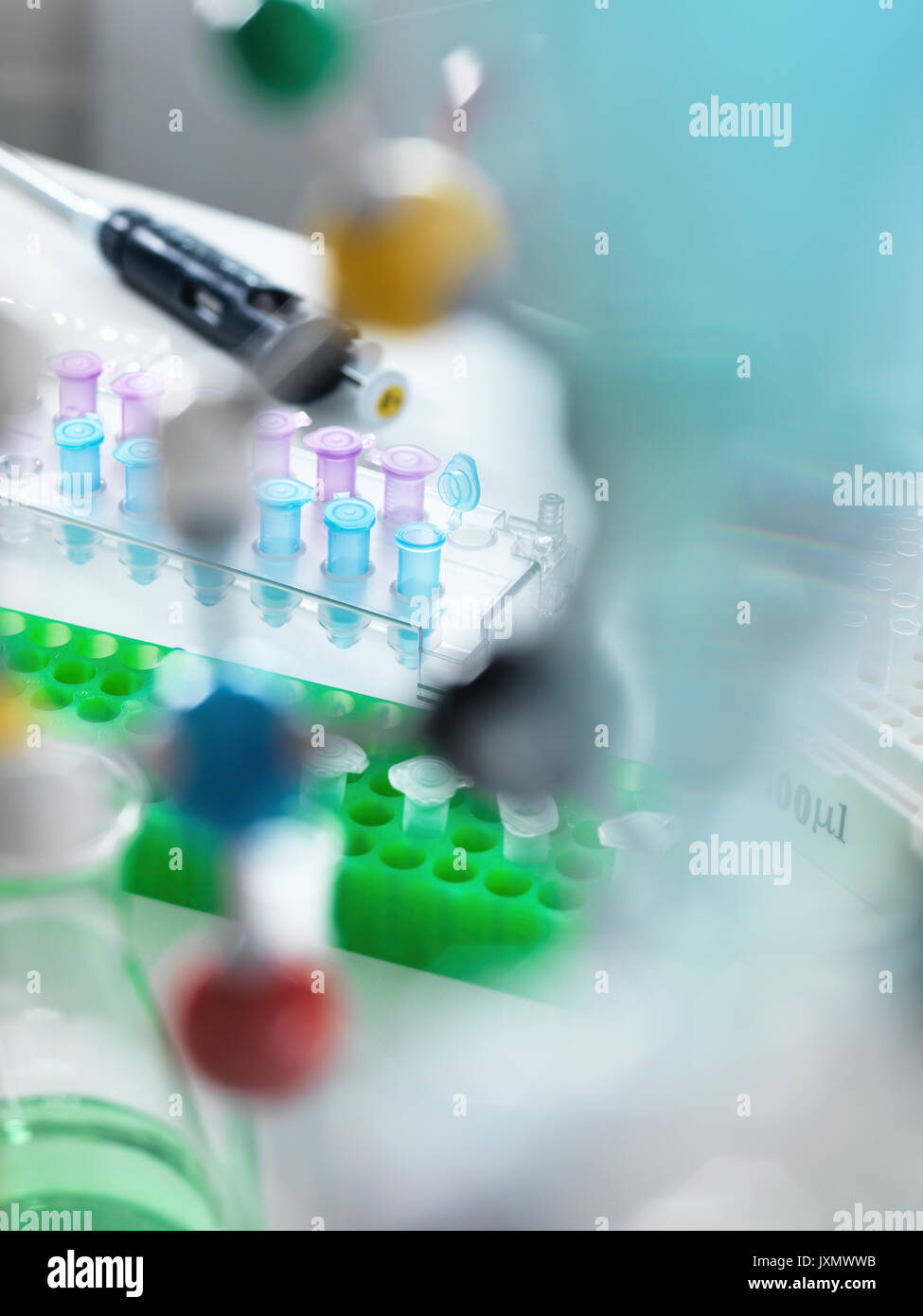 Vista attraverso il modello molecolare su provette eppendorf che vengono utilizzati per eseguire il test di un campione in laboratorio Foto Stock