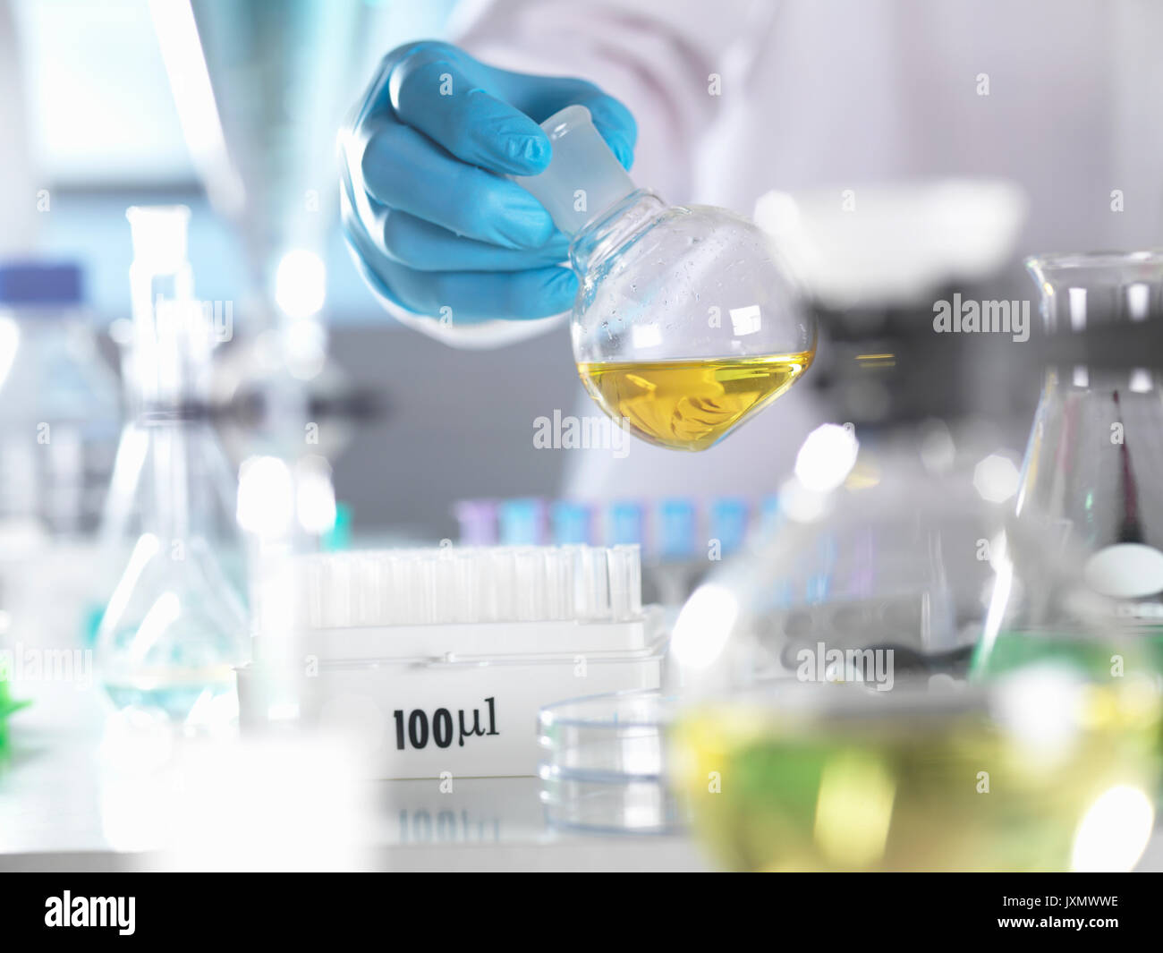 Scienziato sperimentando con una formula chimica in laboratorio Foto Stock