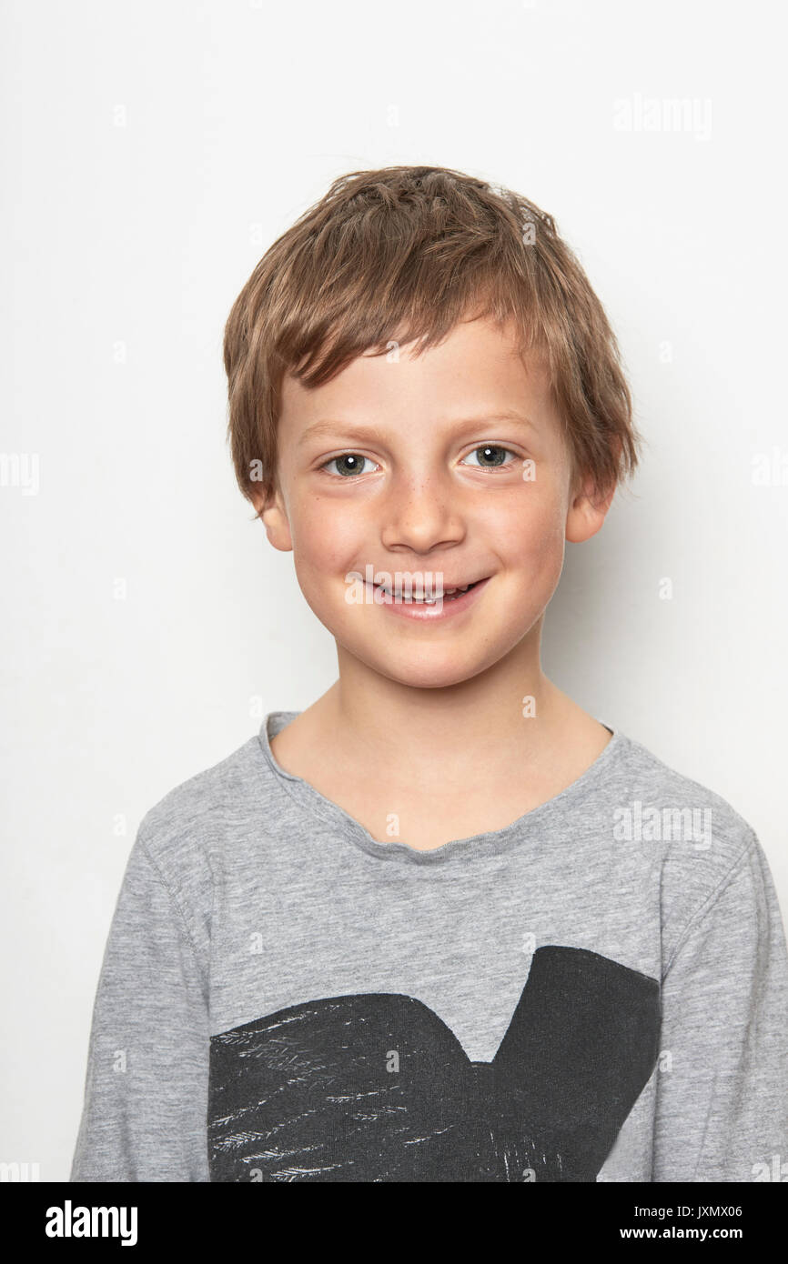 Ritratto di ragazzo che guarda in telecamera sorridente Foto Stock